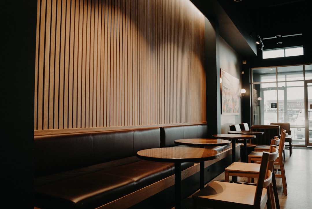 Petit café intime avec quelques tables et clients en conversation