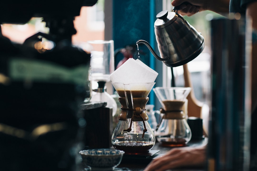 Préparation minutieuse d'un café de filtre artisanal